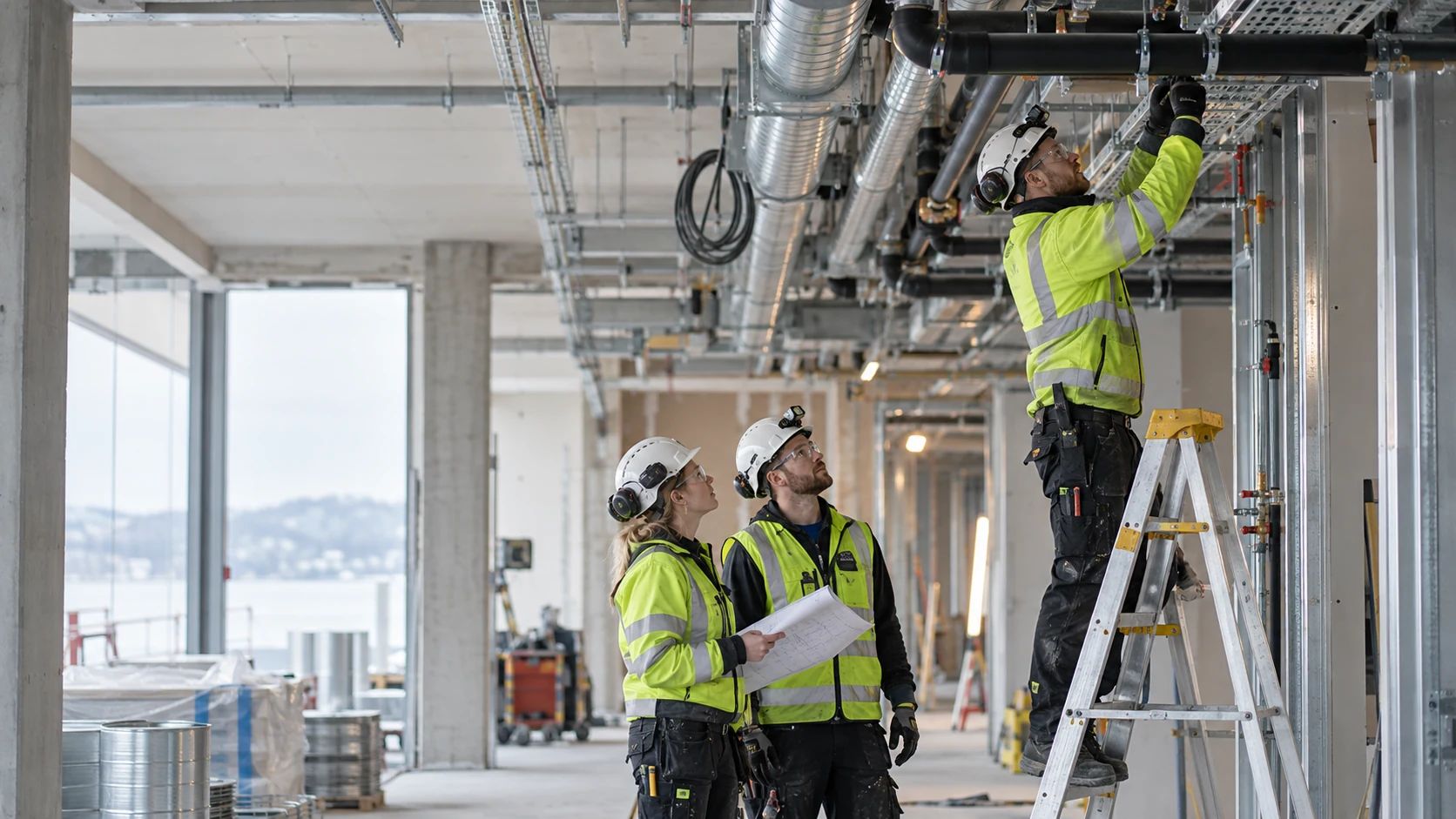 Nortek-teknikere samordner VVS-arbeid på en byggeplass